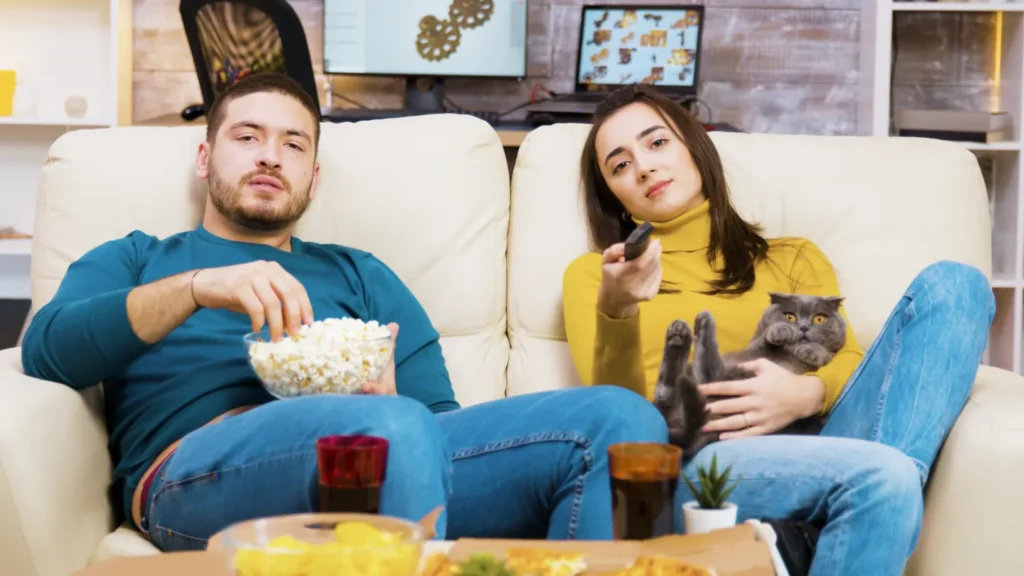 Мъж, жена и котка гледат филм